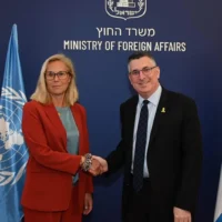 Le ministre des Affaires étrangères Gideon Saar rencontre la coordinatrice spéciale des Nations Unies pour le processus de paix au Moyen-Orient, Sigrid Kaag, à Jérusalem, le 2 avril 2025. (Crédit : Mordechai Gordon/Ministère des Affaires étrangères)