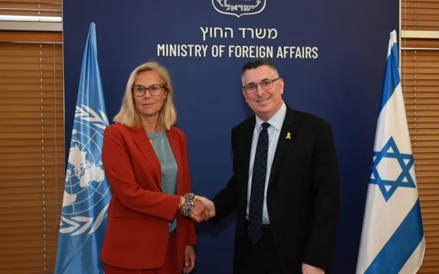 Le ministre des Affaires étrangères Gideon Saar rencontre la coordinatrice spéciale des Nations Unies pour le processus de paix au Moyen-Orient, Sigrid Kaag, à Jérusalem, le 2 avril 2025. (Crédit : Mordechai Gordon/Ministère des Affaires étrangères) Le ministre des Affaires étrangères Gideon Saar rencontre la coordinatrice spéciale des Nations Unies pour le processus de paix au Moyen-Orient, Sigrid Kaag, à Jérusalem, le 2 avril 2025. (Crédit : Mordechai Gordon/Ministère des Affaires étrangères)