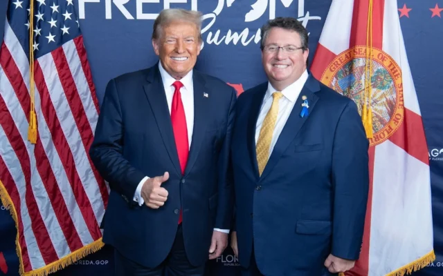 Donald Trump et Randy Fine posent ensemble en 2024. (Crédit : Randy Fine)