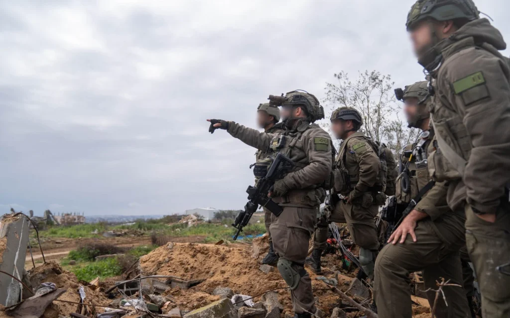 Les troupes de Tsahal dans la bande de Gaza, sur une photo diffusée par l'armée le 23 mars 2025. (Crédit : Armée israélienne) Les troupes de Tsahal dans la bande de Gaza, sur une photo diffusée par l'armée le 23 mars 2025. (Crédit : Armée israélienne)