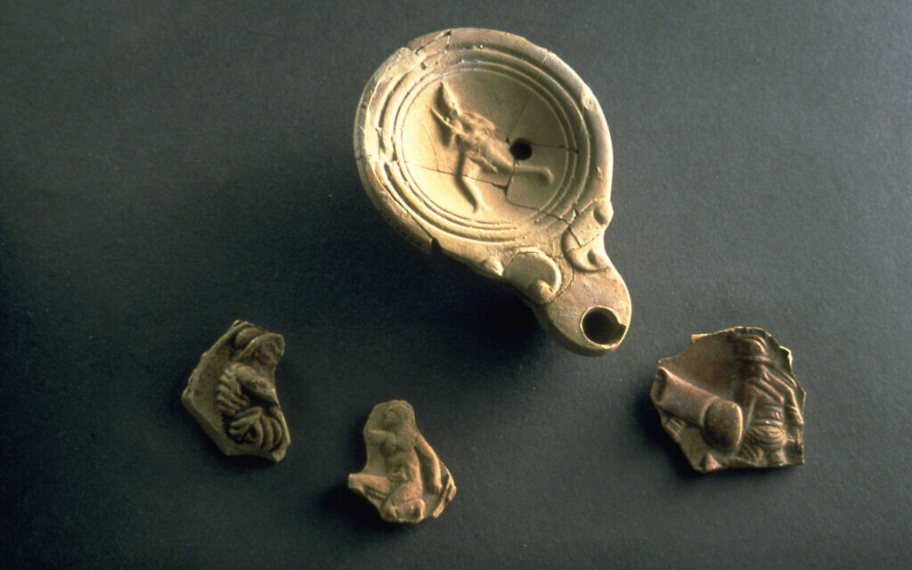 Ensemble de lampes en céramique et fragments de lampes de gladiateur datant des 1er et 2e siècles de notre ère découverts dans le cimetière byzantin de Blakhiya, dans la bande de Gaza. Ces objets sont exposés dans le cadre de l'exposition « Trésors sauvés de Gaza : 5000 ans d'histoire » à l'Institut du Monde Arabe à Paris (3 avril - 2 novembre 2025). (Crédit : Ph. Maillard)