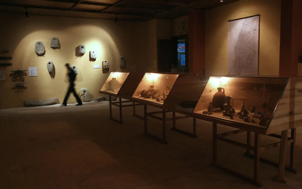 Des objets sont exposés dans le premier musée national d'archéologie de Gaza, ouvert par Jawdat Khoudary, un homme d'affaires et collectionneur palestinien, le 28 juillet 2008. (Crédit : Mohammed Abed/AFP)