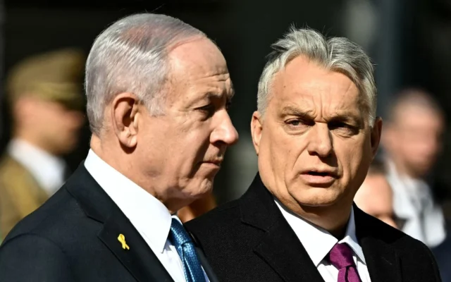 Le Premier ministre hongrois Viktor Orban (à droite) et le Premier ministre Benjamin Netanyahu passent en revue une garde d'honneur militaire, à Budapest, en Hongrie le 3 avril 2025. (Crédit : Attila Kisbenedek / AFP)
