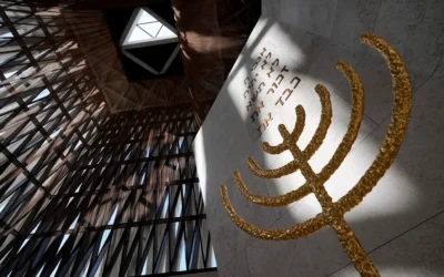 Une vue générale de la synagogue Moïse Ben Maïmon, à la Maison de la famille d'Abraham, à Abou Dhabi, aux Émirats arabes unis, le 21 février 2023. (Crédit : Kamran Jebreili/AP)