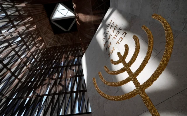 Une vue générale de la synagogue Moïse Ben Maïmon, à la Maison de la famille d'Abraham, à Abou Dhabi, aux Émirats arabes unis, le 21 février 2023. (Crédit : Kamran Jebreili/AP) Une vue générale de la synagogue Moïse Ben Maïmon, à la Maison de la famille d'Abraham, à Abou Dhabi, aux Émirats arabes unis, le 21 février 2023. (Crédit : Kamran Jebreili/AP)