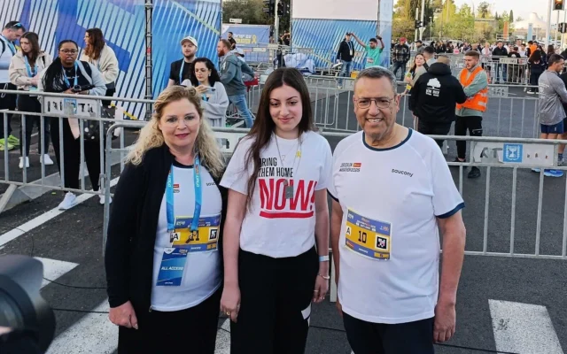 Le maire de Jérusalem Moshe Lion (à droite) et l'otage libérée Karina Ariev (au centre) lors du 14e marathon annuel de Jérusalem, le 4 avril 2025. (Crédit : Zev Stub/Times of Israel) Le maire de Jérusalem Moshe Lion (à droite) et l'otage libérée Karina Ariev (au centre) lors du 14e marathon annuel de Jérusalem, le 4 avril 2025. (Crédit : Zev Stub/Times of Israel)