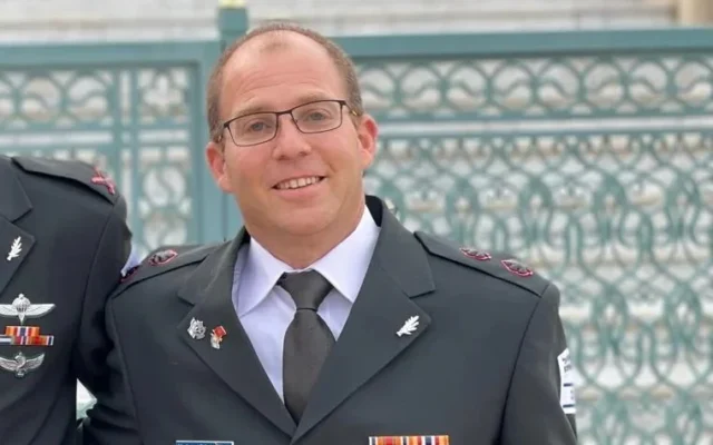 L'ancien lieutenant-colonel Netanel Kula devant le tombeau du roi marocain Mohammed V à Rabat, au Maroc, le 24 novembre 2021. (Crédit : Ministère de la Défense) L'ancien lieutenant-colonel Netanel Kula devant le tombeau du roi marocain Mohammed V à Rabat, au Maroc, le 24 novembre 2021. (Crédit : Ministère de la Défense)