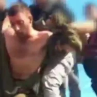 Le soldat de Tsahal Matan Angrest vu en train d'être kidnappé par le Hamas depuis un char de Tsahal le 7 octobre 2023. (Crédit : Capture d'écran/N12)
