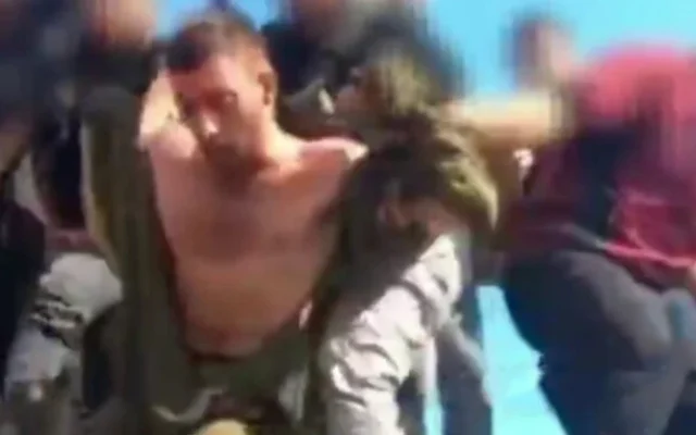 Le soldat de Tsahal Matan Angrest vu en train d'être kidnappé par le Hamas depuis un char de Tsahal le 7 octobre 2023. (Crédit : Capture d'écran/N12) Le soldat de Tsahal Matan Angrest vu en train d'être kidnappé par le Hamas depuis un char de Tsahal le 7 octobre 2023. (Crédit : Capture d'écran/N12)