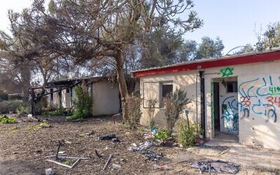 Dégâts causés par les terroristes du Hamas dans le kibboutz Nirim, près de la frontière entre Israël et Gaza, dans le sud d'Israël, le 7 octobre 2023, photographiés le 21 janvier 2024. (Crédit : Yossi Aloni/Flash90)