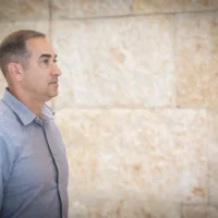 Le commandant du poste de police de Hadera, le surintendant principal Amit Pollak, après une audience à la Cour suprême de Jérusalem, le 1er avril 2025. (Crédit : Chaim Goldberg/Flash90)