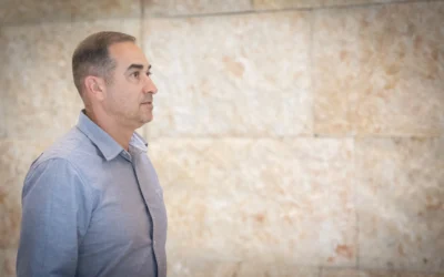 Le commandant du poste de police de Hadera, le surintendant principal Amit Pollak, après une audience à la Cour suprême de Jérusalem, le 1er avril 2025. (Crédit : Chaim Goldberg/Flash90)