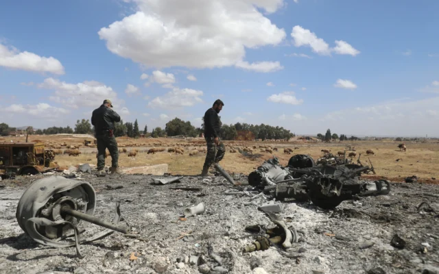 Des hommes vérifient la scène d'une frappe israélienne dans le sud du gouvernorat de Hama, en Syrie, le 3 avril 2025. (Crédit : Abdulaziz KETAZ / AFP) Des hommes vérifient la scène d'une frappe israélienne dans le sud du gouvernorat de Hama, en Syrie, le 3 avril 2025. (Crédit : Abdulaziz KETAZ / AFP)