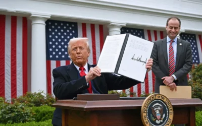 Le président américain Donald Trump tient un décret signé après avoir fait des remarques sur les tarifs douaniers réciproques lors d'un événement dans le Rose Garden intitulé « Make America Wealthy Again » à la Maison Blanche à Washington, DC, le 2 avril 2025. (Crédit : SAUL LOEB / AFP)