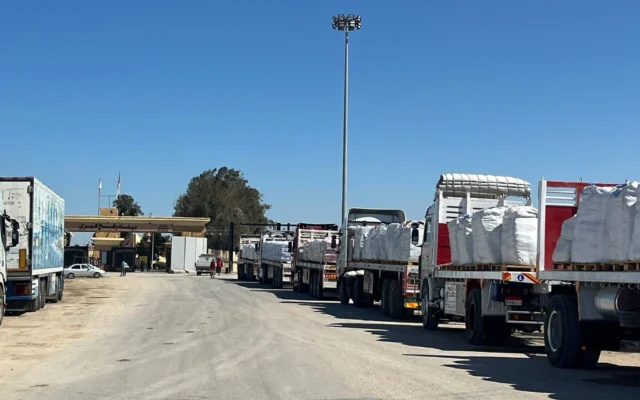 Des camions transportant de l'aide humanitaire sont alignés du côté égyptien du poste frontière de Rafah entre l'Égypte et la bande de Gaza, le 2 mars 2025. (Crédit : Mohamed Arafat/AP) Des camions transportant de l'aide humanitaire sont alignés du côté égyptien du poste frontière de Rafah entre l'Égypte et la bande de Gaza, le 2 mars 2025. (Crédit : Mohamed Arafat/AP)