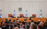 Audience des recours déposés contre le limogeage du chef du Shin Bet, Ronen Bar, à la Haute Cour, à Jérusalem, le 8 avril 2025. (Crédit : Yonatan Sindel/FLASH90)