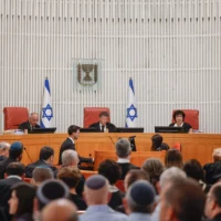 La Haute Cour de justice entend les pétitions contre le licenciement du chef du Shin Bet, Ronen Bar, à Jérusalem, le 8 avril 2025 (Crédit : Yonatan Sindel/FLASH90)