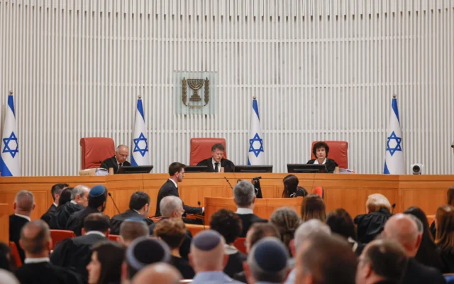 Audience des recours déposés contre le licenciement du chef du Shin Bet, Ronen Bar, à la Haute Cour de justice, à Jérusalem, le 8 avril 2025. (Crédit : Yonatan Sindel/FLASH90) Audience des recours déposés contre le licenciement du chef du Shin Bet, Ronen Bar, à la Haute Cour de justice, à Jérusalem, le 8 avril 2025. (Crédit : Yonatan Sindel/FLASH90)