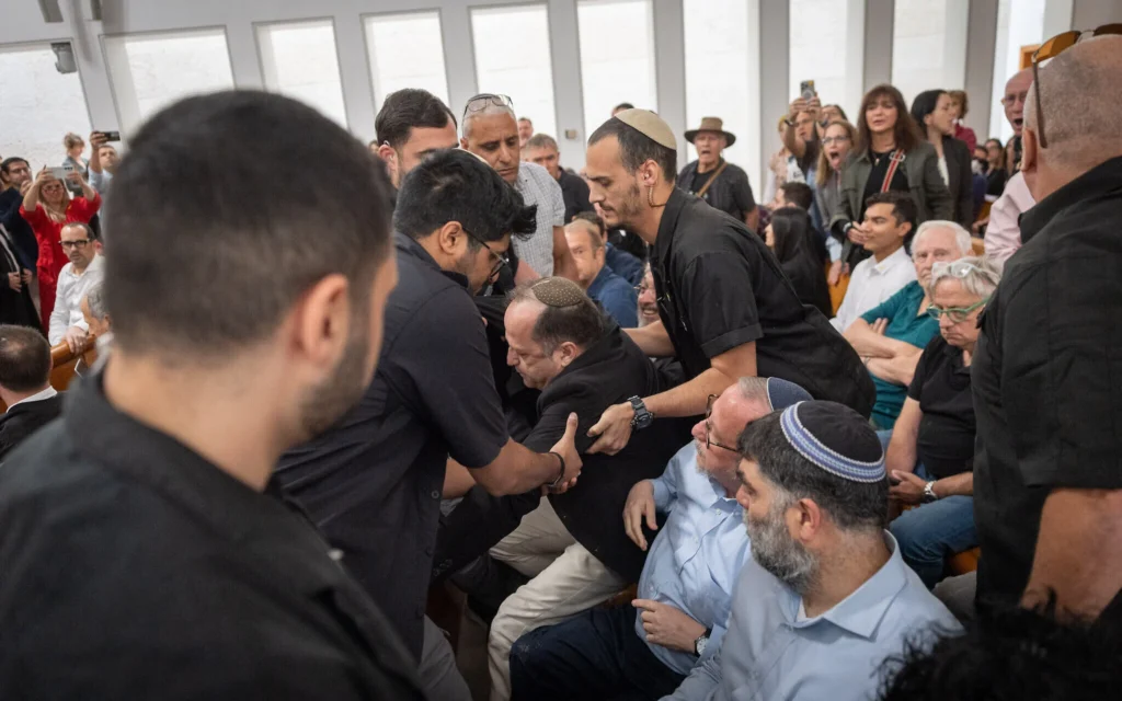 Des agents de sécurité luttant avec Itzik Bontzel, dont le fils Amit a été tué en combattant à Gaza en décembre 2023, lors d'une audience de la Haute Cour sur les recours déposée contre l'éviction du chef du Shin Bet, Ronen Bar, le 8 avril 2025. (Crédit : Chaïm Goldberg/FLASH90) Des agents de sécurité luttant avec Itzik Bontzel, dont le fils Amit a été tué en combattant à Gaza en décembre 2023, lors d'une audience de la Haute Cour sur les recours déposée contre l'éviction du chef du Shin Bet, Ronen Bar, le 8 avril 2025. (Crédit : Chaïm Goldberg/FLASH90)