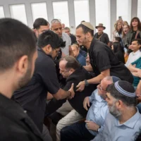 Des agents de sécurité luttant avec Itzik Bontzel, dont le fils Amit a été tué en combattant à Gaza en décembre 2023, lors d'une audience de la Haute Cour sur les recours déposée contre l'éviction du chef du Shin Bet, Ronen Bar, le 8 avril 2025. (Crédit : Chaïm Goldberg/FLASH90)