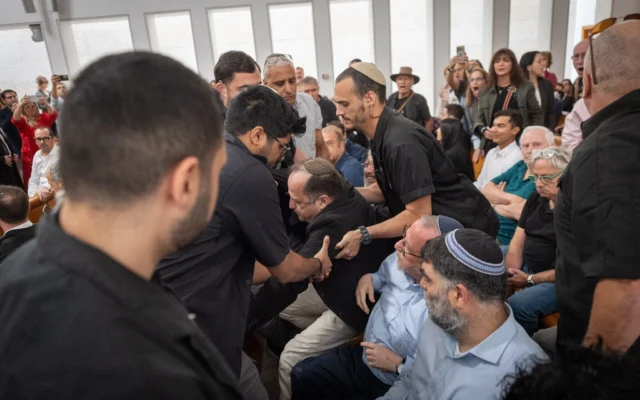 Des agents de sécurité luttant avec Itzik Bontzel, dont le fils Amit a été tué en combattant à Gaza en décembre 2023, lors d'une audience de la Haute Cour sur les recours déposée contre l'éviction du chef du Shin Bet, Ronen Bar, le 8 avril 2025. (Crédit : Chaïm Goldberg/FLASH90) Des agents de sécurité luttant avec Itzik Bontzel, dont le fils Amit a été tué en combattant à Gaza en décembre 2023, lors d'une audience de la Haute Cour sur les recours déposée contre l'éviction du chef du Shin Bet, Ronen Bar, le 8 avril 2025. (Crédit : Chaïm Goldberg/FLASH90)