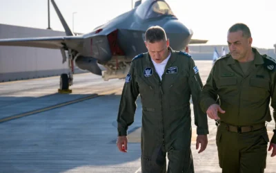 Le chef d'état-major de l'armée israélienne, le lieutenant-général Eyal Zamir (à gauche), et le chef de l'armée de l'air, le major-général Tomer Bar, sur la base aérienne de Nevatim, dans le sud d'Israël, le 11 mars 2025. (Crédit : Armée israélienne)
