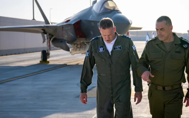 Le chef d'état-major de l'armée israélienne, le lieutenant-général Eyal Zamir (à gauche), et le chef de l'armée de l'air, le major-général Tomer Bar, sur la base aérienne de Nevatim, dans le sud d'Israël, le 11 mars 2025. (Crédit : Armée israélienne) Le chef d'état-major de l'armée israélienne, le lieutenant-général Eyal Zamir (à gauche), et le chef de l'armée de l'air, le major-général Tomer Bar, sur la base aérienne de Nevatim, dans le sud d'Israël, le 11 mars 2025. (Crédit : Armée israélienne)