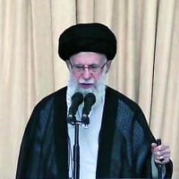 Le chef suprême de l'Iran, Ali Khamenei, tient un fusil alors qu'il prononce un sermon dénonçant Israël et justifiant les massacres perpétrés par le Hamas le 7 octobre en Israël, à Téhéran, le 4 octobre 2024. (Crédit : Capture d'écran/X ; utilisée conformément à la clause 27a de la loi sur le droit d'auteur)