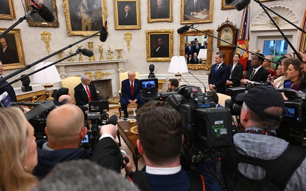 Les journalistes se pressent dans le Bureau ovale alors que le président américain, Donald Trump, à droite, accueille le Premier ministre israélien, Benjamin Netanyahu, à la Maison Blanche, à Washington, le 7 avril 2025. (Crédit : Avi Ohayon / GPO) Les journalistes se pressent dans le Bureau ovale alors que le président américain, Donald Trump, à droite, accueille le Premier ministre israélien, Benjamin Netanyahu, à la Maison Blanche, à Washington, le 7 avril 2025. (Crédit : Avi Ohayon / GPO)