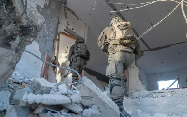 Des troupes de Tsahal dans la bande de Gaza, sur une photo diffusée le 11 avril 2025. (Crédit : Armée israélienne) Des troupes de Tsahal dans la bande de Gaza, sur une photo diffusée le 11 avril 2025. (Crédit : Armée israélienne)