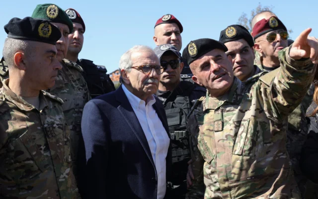 Un officier de l’armée libanaise montre au Premier ministre Nawaf Salam une position militaire israélienne à l’horizon, depuis le village de Khiam, au sud du Liban, le 28 février 2025. (Crédit : Rabih DAHER / AFP) Un officier de l’armée libanaise montre au Premier ministre Nawaf Salam une position militaire israélienne à l’horizon, depuis le village de Khiam, au sud du Liban, le 28 février 2025. (Crédit : Rabih DAHER / AFP)