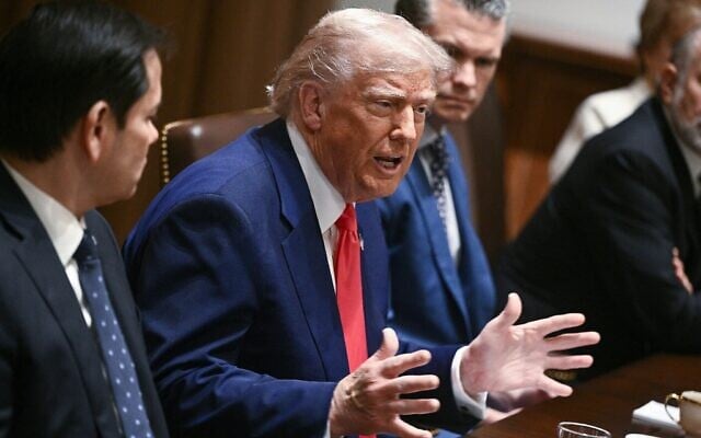 Le président américain Donald Trump, aux côtés du secrétaire d'État Marco Rubio (à gauche) et du secrétaire à la Défense Pete Hegseth (à droite), lors d'une réunion du cabinet dans la salle du Cabinet de la Maison Blanche, le 10 avril 2025, à Washington. (Crédit : Brendan Smialowski / AFP) Le président américain Donald Trump, aux côtés du secrétaire d'État Marco Rubio (à gauche) et du secrétaire à la Défense Pete Hegseth (à droite), lors d'une réunion du cabinet dans la salle du Cabinet de la Maison Blanche, le 10 avril 2025, à Washington. (Crédit : Brendan Smialowski / AFP)