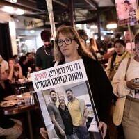 La famille et les amis des otages israéliens Ziv et Gali Berman défilant dans les rues de Tel Aviv, appelant à leur libération de la captivité du Hamas, le 10 avril 2025. (Crédit : Tomer Neuberg/Flash90)