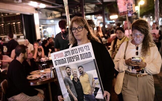 La famille et les amis des otages israéliens Ziv et Gali Berman défilant dans les rues de Tel Aviv, appelant à leur libération de la captivité du Hamas, le 10 avril 2025. (Crédit : Tomer Neuberg/Flash90) La famille et les amis des otages israéliens Ziv et Gali Berman défilant dans les rues de Tel Aviv, appelant à leur libération de la captivité du Hamas, le 10 avril 2025. (Crédit : Tomer Neuberg/Flash90)