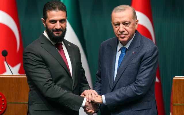 Le président turc Recep Tayyip Erdogan (à droite) serrant la main du président par intérim de la Syrie, Ahmed al-Sharaa, lors d'une conférence de presse conjointe à l'issue de leur rencontre au palais présidentiel, à Ankara, en Turquie, le 4 février 2025. (Crédit : Francisco Seco/AP)