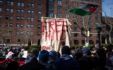 Des manifestants demandent la libération de Mahmoud Khalil devant l'université de Columbia, le 14 mars 2025. (Crédit : Luke Tress/Times of Israel)