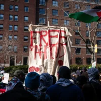 Des manifestants demandent la libération de Mahmoud Khalil devant l'université de Columbia, le 14 mars 2025. (Crédit : Luke Tress/Times of Israel)