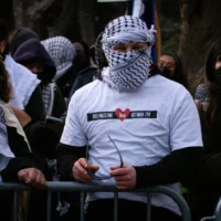 Un homme portant un tee-shirt célébrant le pogrom perpétré par le groupe terroriste palestinien du Hamas le 7 octobre 2023 en Israël lors d'un rassemblement pour les funérailles du chef du groupe terroriste chiite libanais du Hezbollah, Hassan Nasrallah, à New York, le 23 février 2025. (Crédit : Luke Tress/Times of Israel)