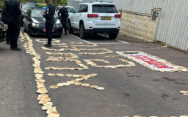 Des policiers examinant un slogan formé à l’aide de pitot devant le domicile de la ministre de l’Environnement, Idit Silman, le 14 avril 2025. (Crédit : Idit Silman/X) Des policiers examinant un slogan formé à l’aide de pitot devant le domicile de la ministre de l’Environnement, Idit Silman, le 14 avril 2025. (Crédit : Idit Silman/X)