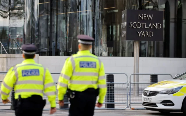 Des policiers patrouillent devant Scotland Yard, au centre de Londres, le 14 février 2022. Illustration (Crédit : Tolga Akmen / AFP) Des policiers patrouillent devant Scotland Yard, au centre de Londres, le 14 février 2022. Illustration (Crédit : Tolga Akmen / AFP)