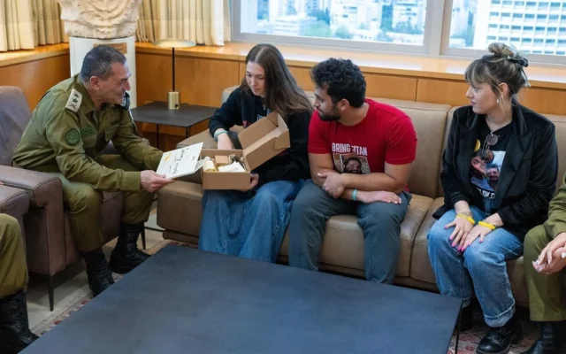 Le chef d'état-major de Tsahal, le lieutenant-général Eyal Zamir, rencontre (de gauche à droite) l'ancien soldat otage Naama Levy, son frère Amit, et May Mayer, le cousin des otages Gali et Ziv Berman, au quartier général de Tsahal à Tel Aviv, le 11 avril 2025. (Crédit : Armée israélienne) Le chef d'état-major de Tsahal, le lieutenant-général Eyal Zamir, rencontre (de gauche à droite) l'ancien soldat otage Naama Levy, son frère Amit, et May Mayer, le cousin des otages Gali et Ziv Berman, au quartier général de Tsahal à Tel Aviv, le 11 avril 2025. (Crédit : Armée israélienne)