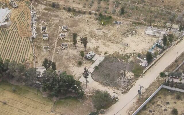 Un camp d'entraînement du Hamas découvert par Tsahal dans la zone du corridor de Morag, dans la bande de Gaza, sur une photo diffusée par l'armée le 17 avril 2025. (Crédit : Armée israélienne) Un camp d'entraînement du Hamas découvert par Tsahal dans la zone du corridor de Morag, dans la bande de Gaza, sur une photo diffusée par l'armée le 17 avril 2025. (Crédit : Armée israélienne)