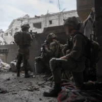 Des soldats de la brigade Golani de Tsahal sont vus en opération dans la zone du corridor de Morag, dans la bande de Gaza, sur une photo diffusée par l'armée le 17 avril 2025. (Crédit : Armée israélienne)
