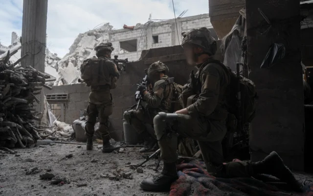 Des soldats de la brigade Golani de Tsahal sont vus en opération dans la zone du corridor de Morag, dans la bande de Gaza, sur une photo diffusée par l'armée le 17 avril 2025. (Crédit : Armée israélienne)