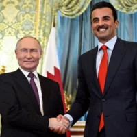 Le président russe Vladimir Poutine, à gauche, serre la main de l'émir du Qatar, Cheikh Tamim bin Hamad al-Thani, lors d'une réunion au Kremlin à Moscou, le 17 avril 2025. (Crédit : Alexander NEMENOV / POOL / AFP)