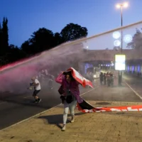 La police utilise un liquide nauséabond pour disperser des manifestants qui bloquent une route lors d'une manifestation contre le gouvernement du Premier ministre Benjamin Netanyahu à Jérusalem, le 20 mai 2024. (Crédit : Mahmoud Illean/AP)