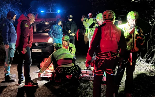 Des secouristes sur le site où un téléphérique transportant des touristes s'est écrasé, causant la mort de quatre personnes et en blessant une autre à Castellamare di Stabia, au sud de Naples, en Italie, le 17 avril 2025. (Crédit : Alessandro Garofalo/LaPresse via AP)