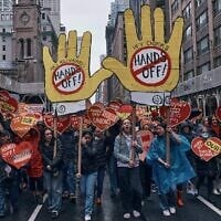 Des personnes défilent lors d'une manifestation « Hands Off ! » contre le président américain Donald Trump à New York, le 5 avril 2025. (Crédit : Andres Kudacki/AP)