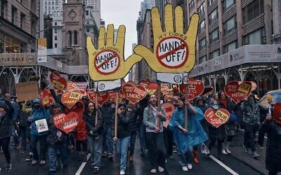 Des personnes défilent lors d'une manifestation « Hands Off ! » contre le président américain Donald Trump à New York, le 5 avril 2025. (Crédit : Andres Kudacki/AP)