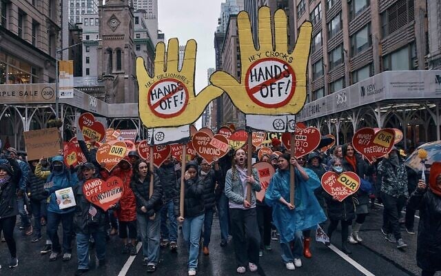 Des personnes défilent lors d'une manifestation « Hands Off ! » contre le président américain Donald Trump à New York, le 5 avril 2025. (Crédit : Andres Kudacki/AP)